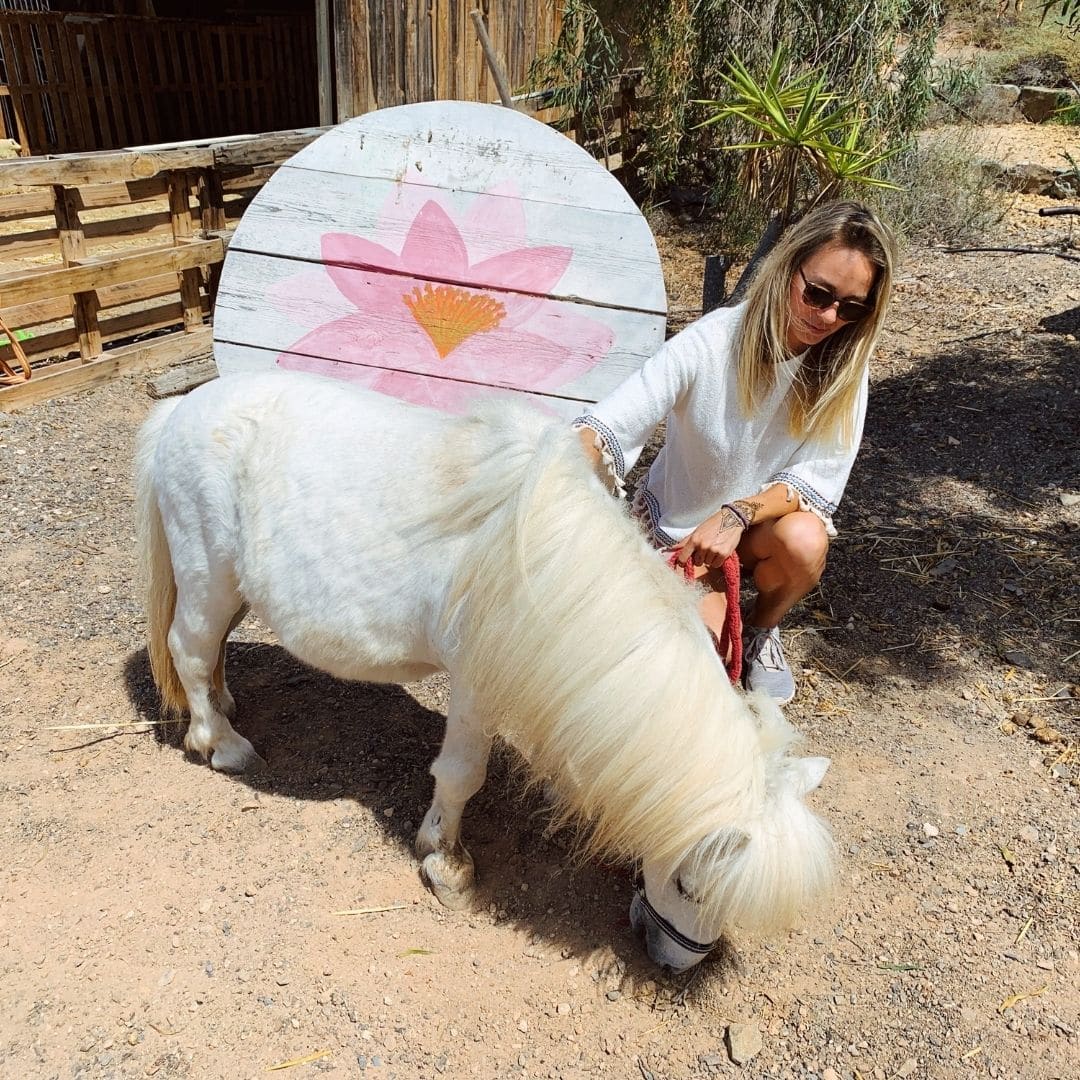 Kathy auf dem Tierschutzhof mit einem Pony